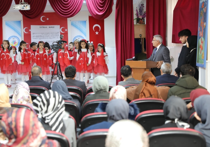 ÖĞRENCİLERİN COŞKULU GÖSTERİSİ BAŞKAN GÜDERİ DUYGULANDIRDI