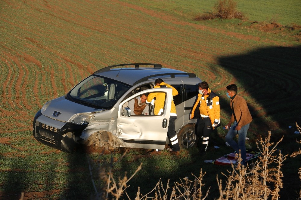 Otobüsle çarpışan hafif ticari araç tarlaya uçtu: 1 yaralı
