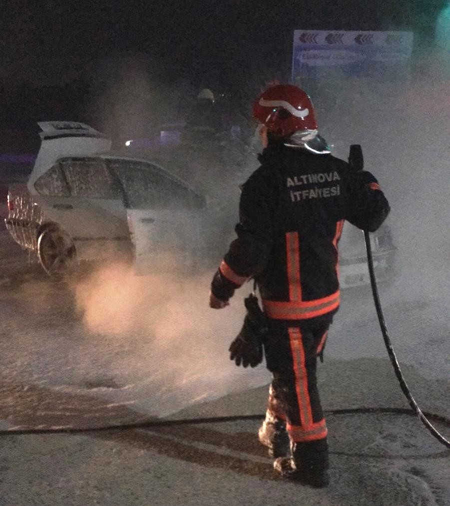 Otomobil alev aldı
