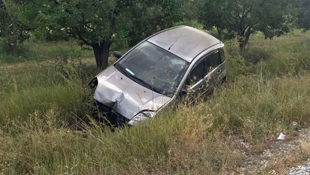 Otomobil Bahçeye Uçtu, Sürücü Yaralandı