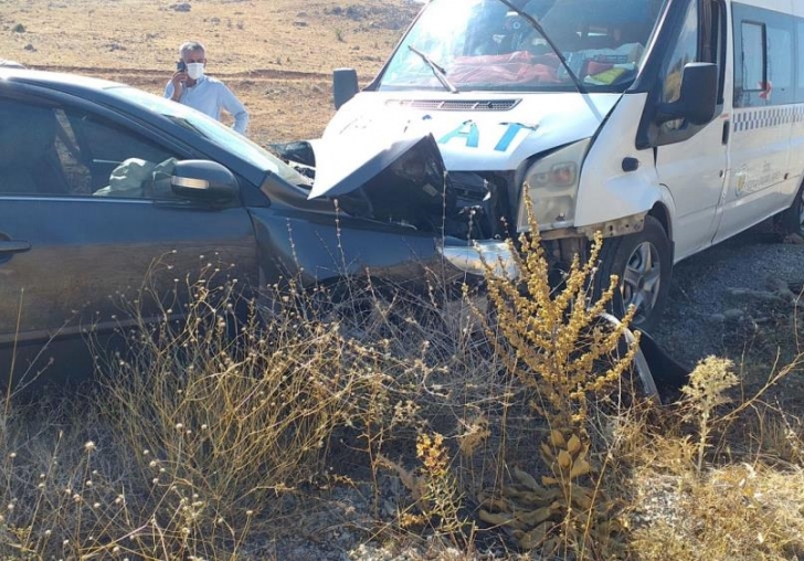 Otomobil ile minibüs çarpıştı: 11 yaralı