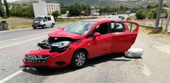 Otomobil ile minibüs çarpıştı: 3 yaralı