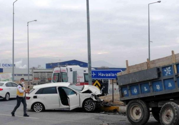 Otomobil ile traktörün çarpıştığı kazada 2 kişi yaralandı