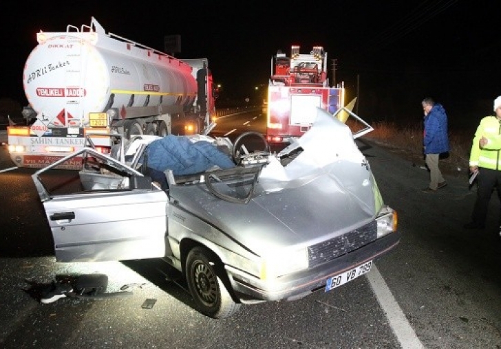 Otomobil kağıt gibi ezildi: Karı koca öldü, çocukları ağır yaralı
