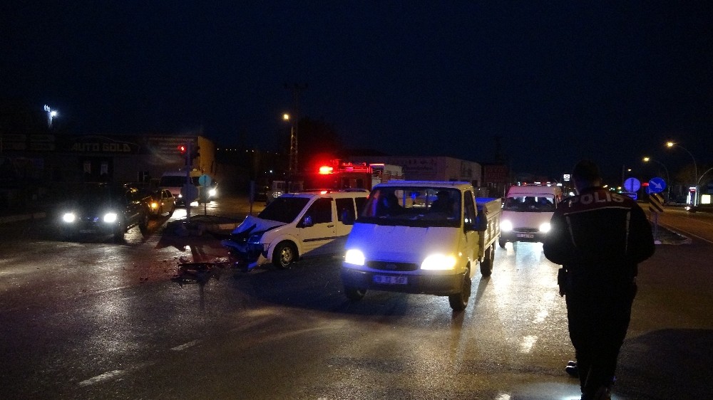 Otomobil ve ticari araç çarpıştı: 2 yaralı
