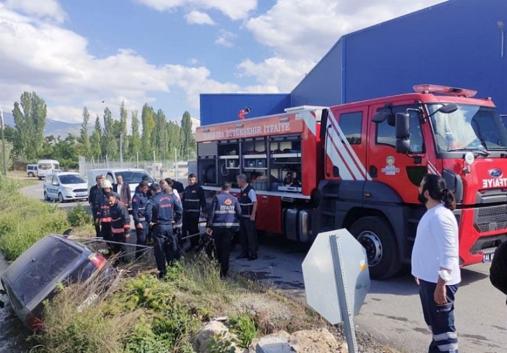 Otomobili İtfaiye Aracına Sabitleyip Sürücüyü Kurtardılar