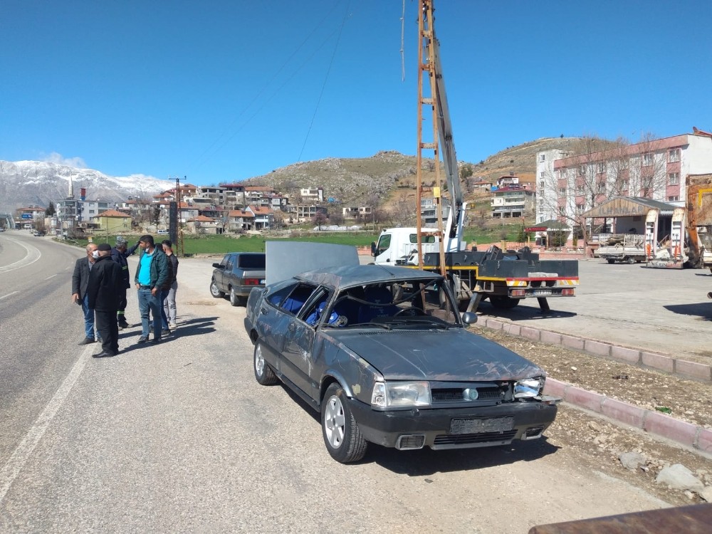 Otomobilin üzerine çatı düştü: 2 yaralı
