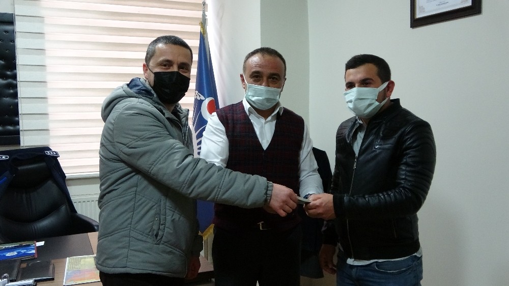 Otoparkta bulduğu 7 bin 185 lirayı sahibine teslim etti
