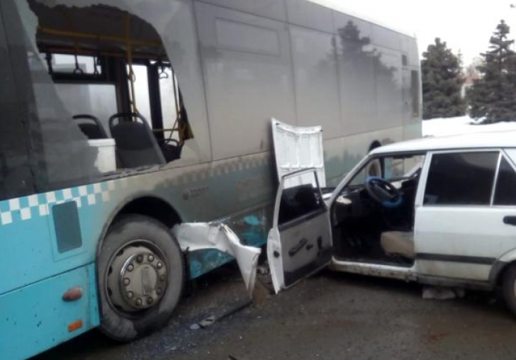 Özel halk otobüsü ile çarpışan araç hurdaya döndü