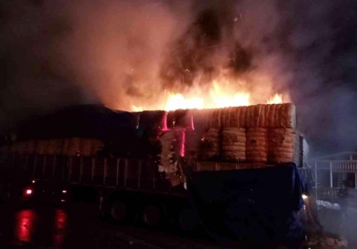 Pamuk yüklü tırın dorsesi alev alev yandı