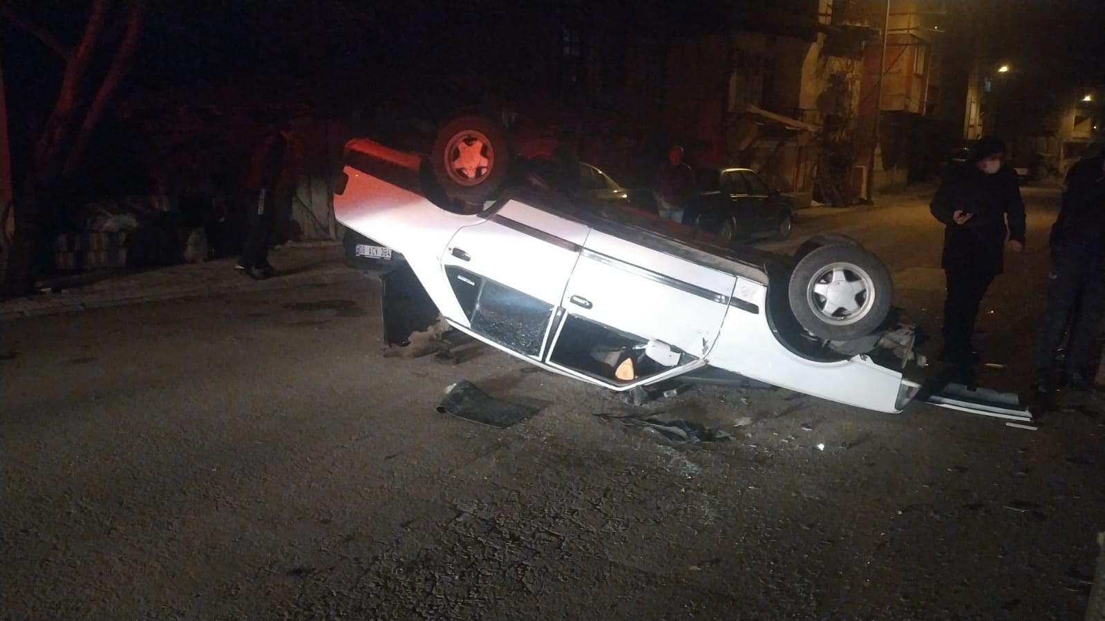 Park halindeki römorka çarpan otomobil takla attı
