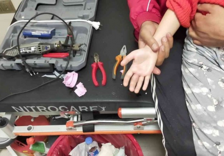 Parmağı suluğa sıkışan çocuğun imdadına itfaiye yetişti