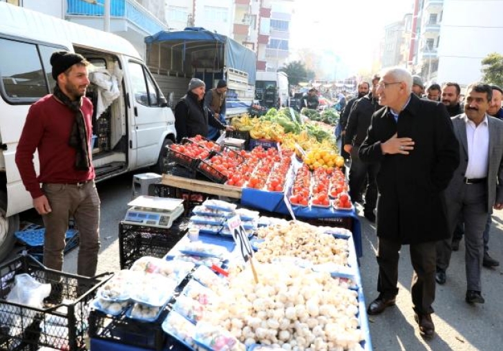 Pazarcı esnafının sorunlarını dinledi