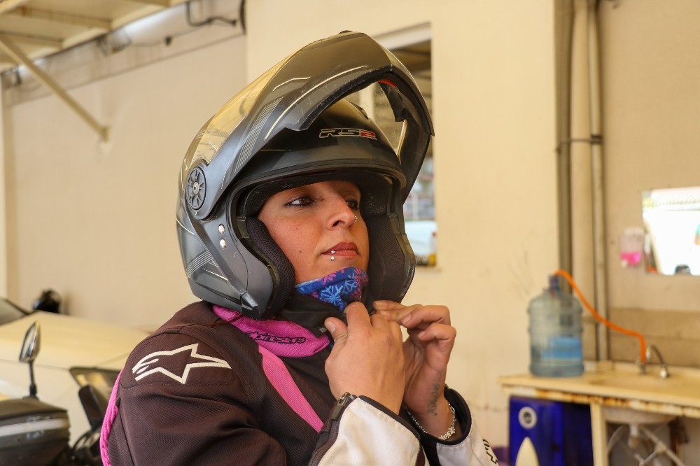 `Pembe kasklar´ motosikletleriyle trafikte rakip tanımıyor
