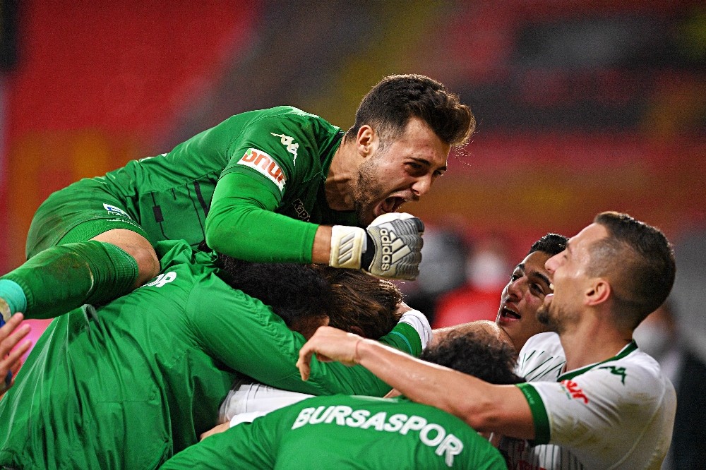 PFDK, Bursaspor kalecisi Ataberk Dadakdeniz´e 2 maç ceza verdi
