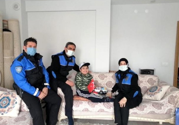 Polis sevdalısı Muhammed'e sürpriz ziyaret