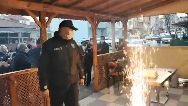Polisler, kavga ettikleri ihbarı yapılan gurupla pasta kestiler
