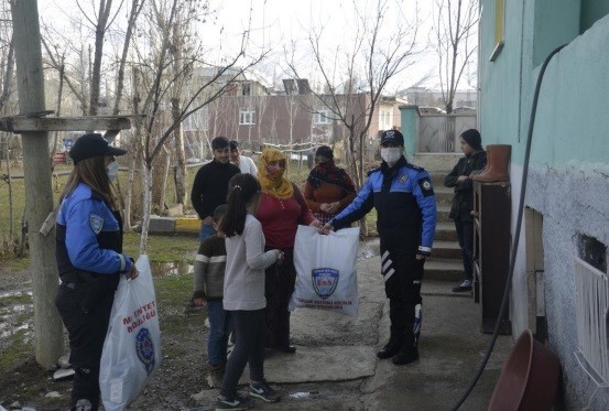 Polisten dar gelirli ailelere kıyafet desteği
