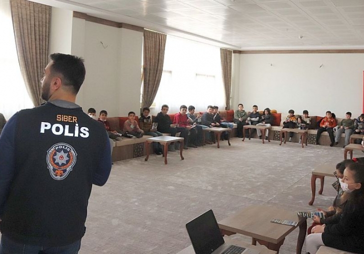 Polisten 'Siber Zorbalığa Karşı' Bilgilendirme Çalışması