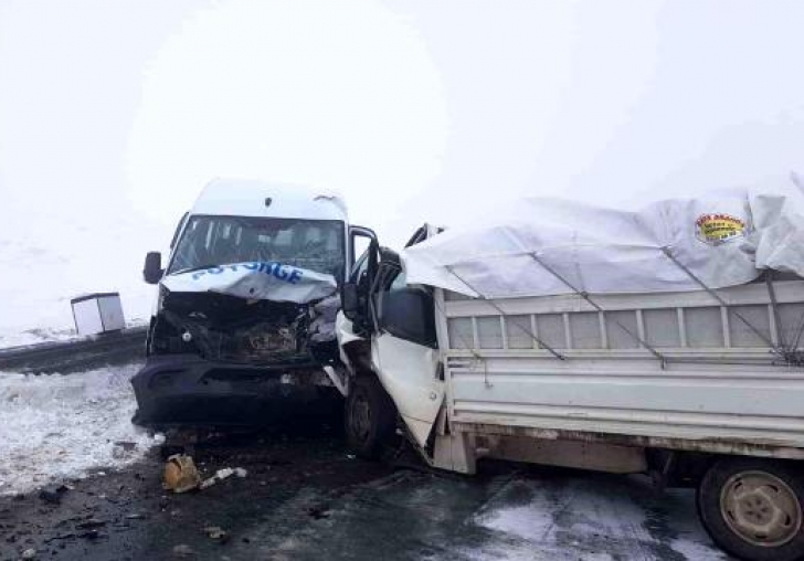 Pütürge'de feci kaza... Minibüs ile kamyonet kafa kafaya çarpıştı, 9 kişi yaralandı