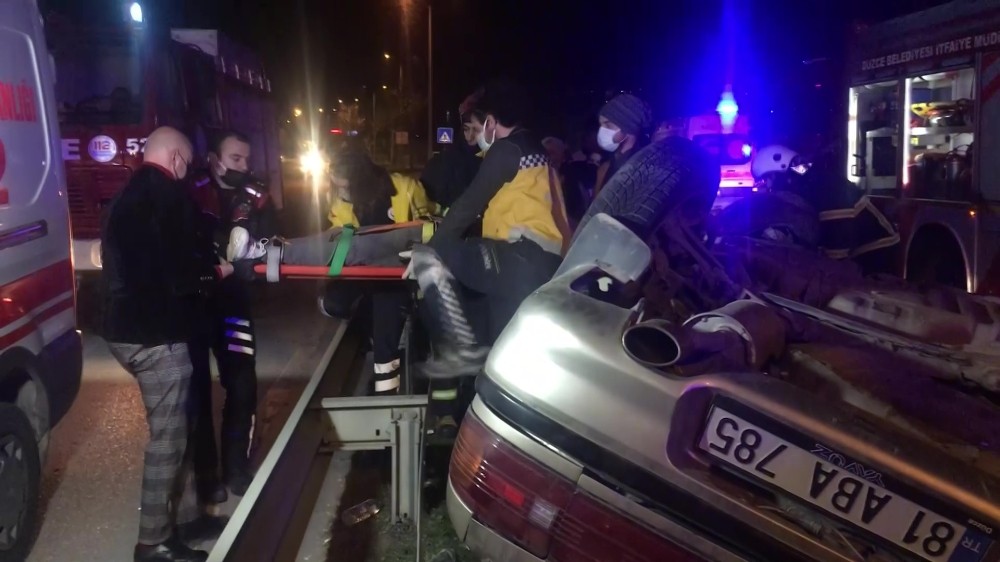 Refüjde elektrik direklerini deviren sürücü takla attı: 2´si ağır 4 yaralı
