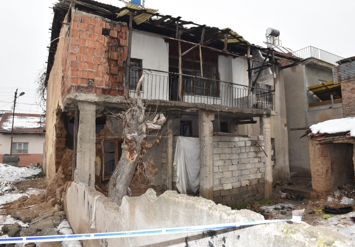 RİSK ARZ EDEN KERPİÇ EV BATTALGAZİ BELEDİYESİ EKİPLERİ TARAFINDAN YIKILDI