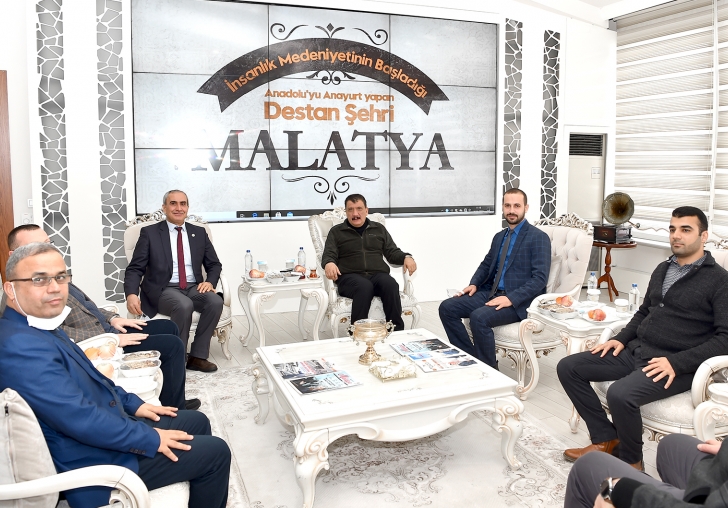 SAĞLIK ÇALIŞANLARIMIZ TOPLUMUN SAĞLIĞI İÇİN KENDİ HAYATLARINI RİSKE ATARAK COVİDLE MÜCADELE EDİYORLAR