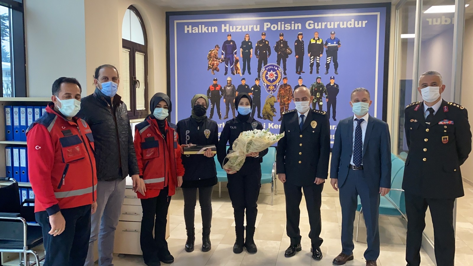 Sağlıkçılar, polislerin gününü kutladı
