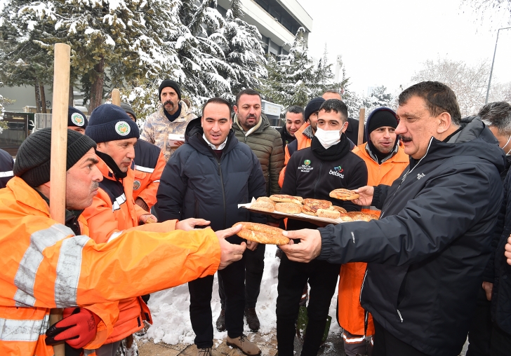 Sahada çalışan personellerle bir araya gelen Başkan Gürkan, SAHADAKİ PERSONELLERİMİZİ VATANDAŞLARIMIZ DA TEBRİK EDİYOR