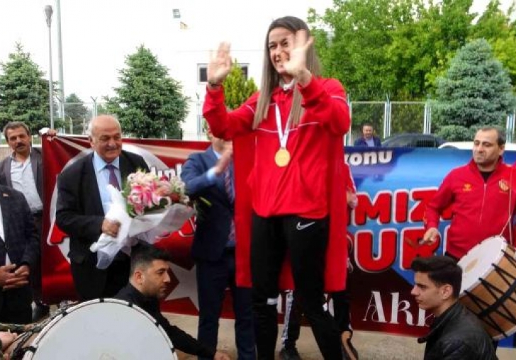 Şampiyon Akbaş, Akçadağ'da coşkuyla karşılandı