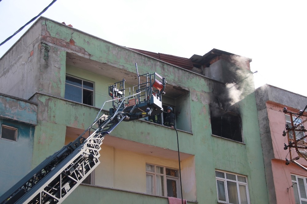 Samsun´da 4 katlı apartmanda yangın paniği
