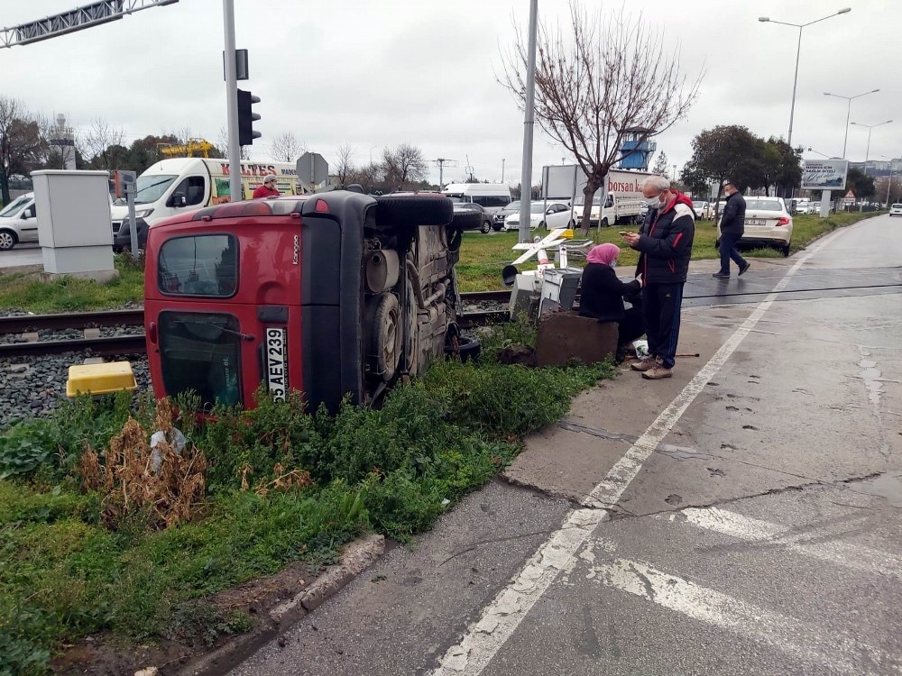 Samsun´da hafif ticari araç demir yolu kenarına devrildi: 1 yaralı
