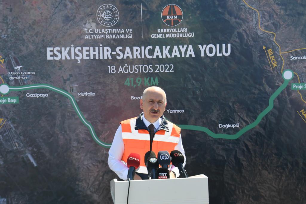 Sayın Adil Karaismailoğlu, Eskişehir-Sarıcakaya Yolu Yapım Şantiyesinde Açıklamalarda Bulundu