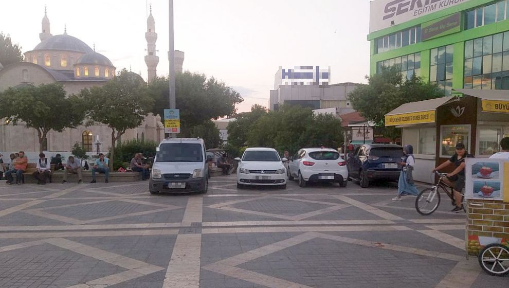 Şehrin Meydanı Akşam Oto Parkına Dönüştü!