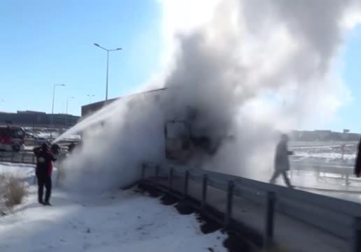 Seyir halindeki yatak ve ahşap yüklü tır yandı