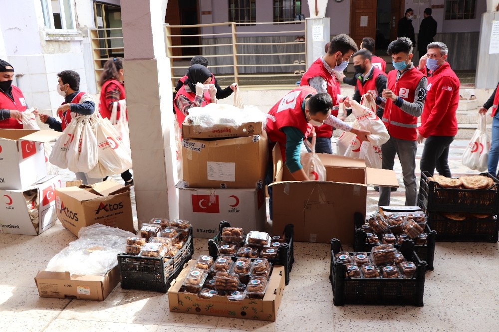 Siirt´te vatandaşlara kandil simidi dağıtıldı
