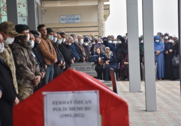 Silah kazasında hayatını kaybeden polis memuru toprağa verildi