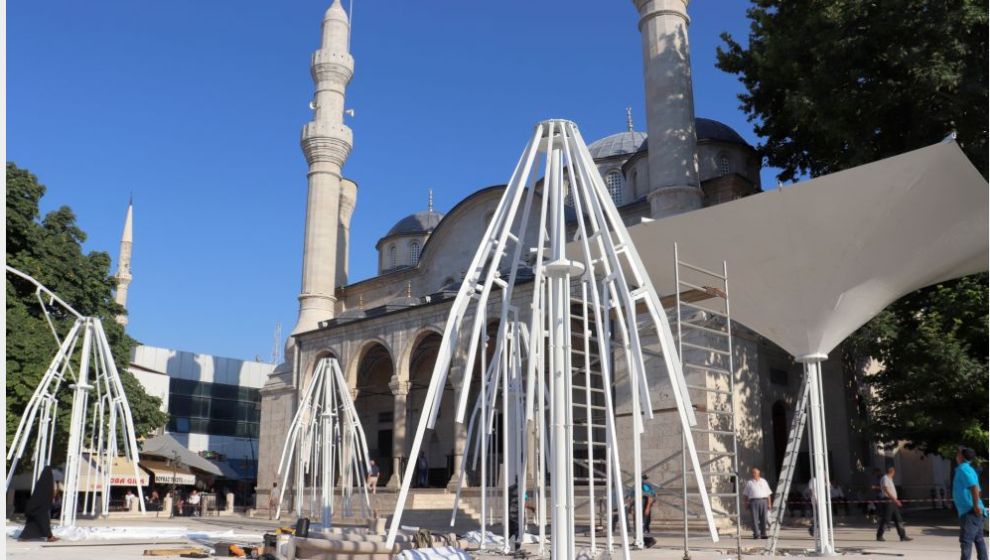 Şimdi de Şemsiye Kondurdular.. 'Teze Cami'yi 'Tepteze Cami' Yapıyorlar!.