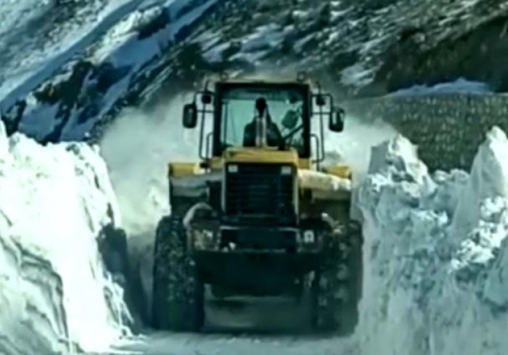 Sincik Malatya karayolunda kar kalınlığı 2 metreyi geçti