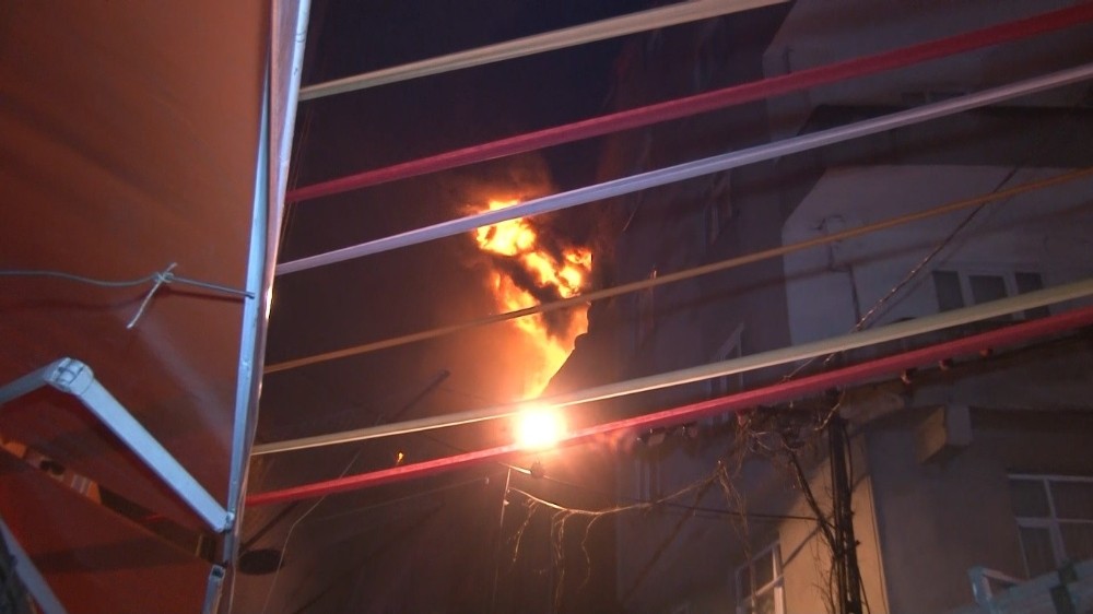 Şişli´de 5 katlı lastik deposunun çatısı alev alev yandı
