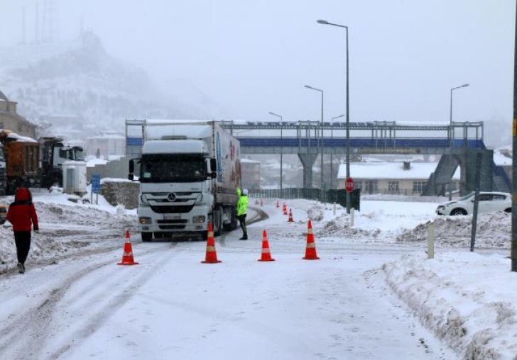 Sivas-Malatya kara yolu yoğun kar nedeniyle ulaşıma kapandı
