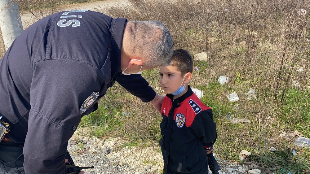 Sokakta olay olduğunu sanan minik, polis kıyafeti ile sokağa çıktı
