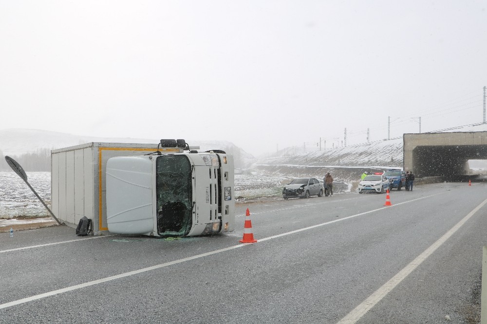 Sorgun´da kamyon devrildi: 1 yaralı
