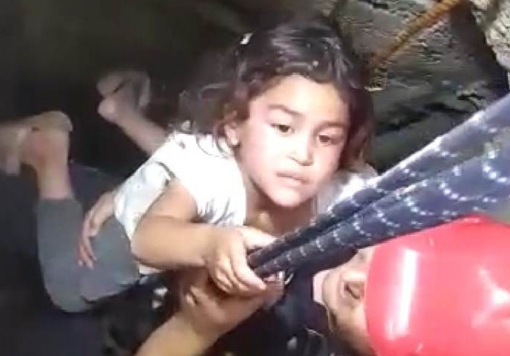  Su kuyusuna düşen küçük kız itfaiye ekiplerince kurtarıldı