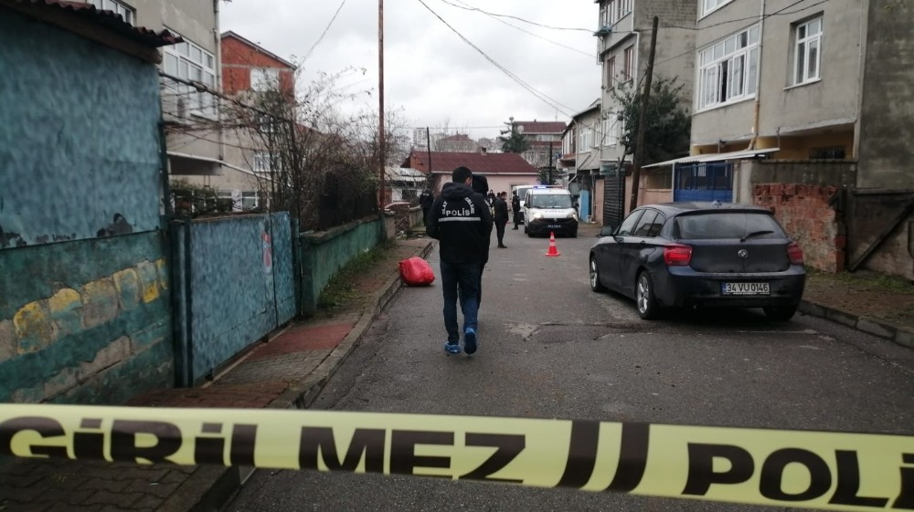 Sultanbeyli´de kanlı pusu: Genç kadın hayatını kaybederken, kardeşi ağır yaralandı
