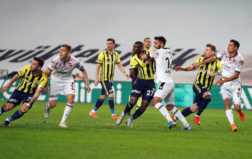 Süper Lig: Fenerbahçe: 1 - Gençlerbirliği: 1 (İlk yarı)
