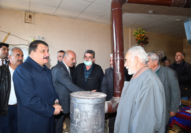 SÜRGÜ MAHALLESİNDE VATANDAŞLARLA BİR ARAYA GELEN BAŞKAN GÜRKAN, SÜRGÜ KAYNAK SULARIYLA VE ALABALIKLARIYLA  GÜZİDE BİR MAHALLEMİZ