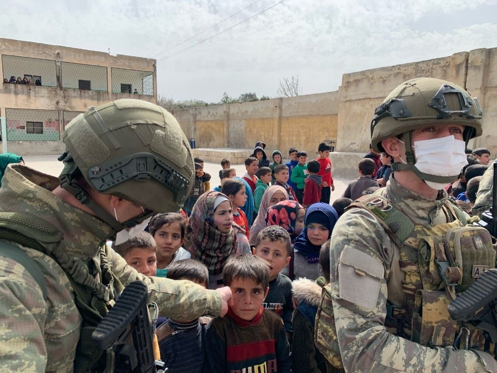 Suriyeli çocukların yüzünü güldürdüler
