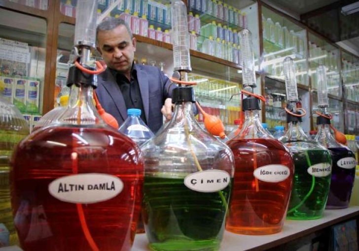 Tarih kokan kolonya dükkanında 41 yıldır Türkiye'ye koku üretiyor