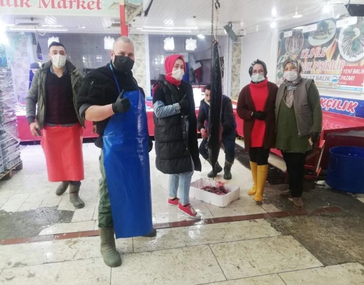 Tavşanlı´da 1,5 metre uzunluğunda Zargana balığı
